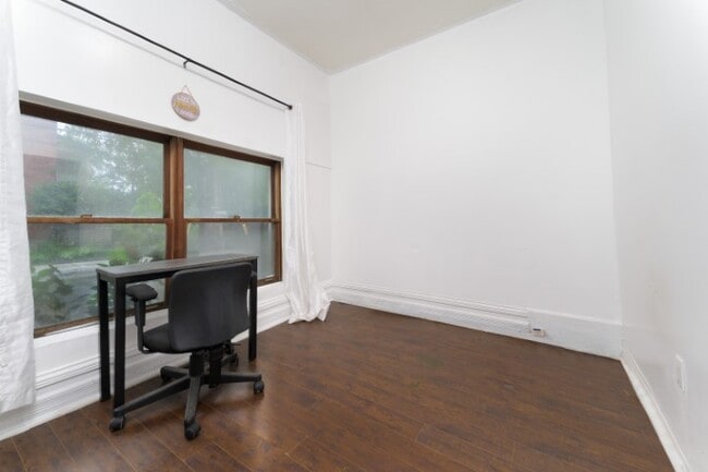 Building Photo - 430 Lyon St. N Unit 2