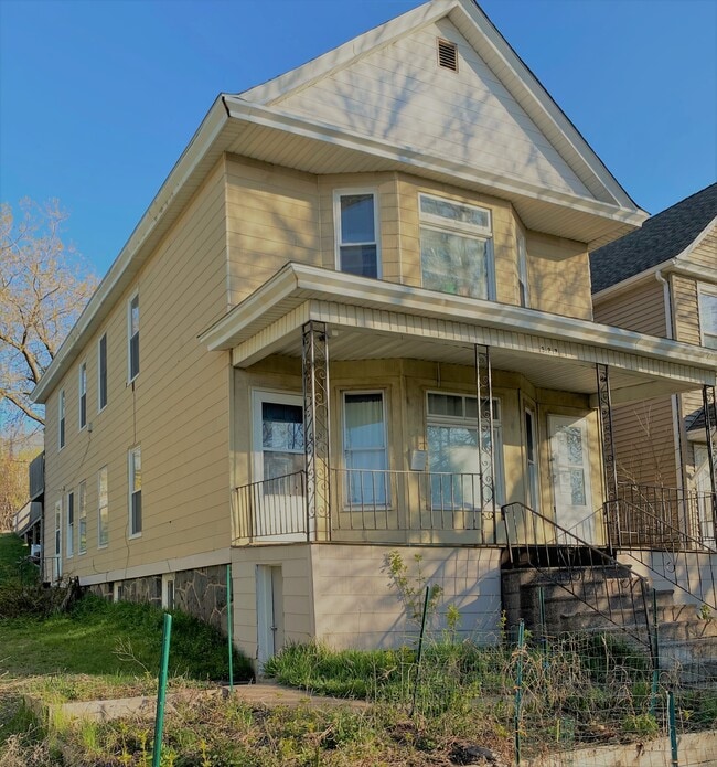 Building Photo - 327 E 6th St Unit B