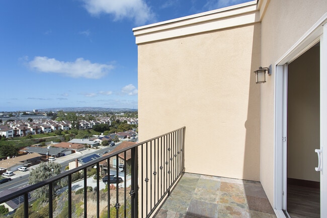 Photo - Gorgeous 2 Bed/2 Bath in Point Loma - Views, W/D in Unit, Pets OK Unit 09