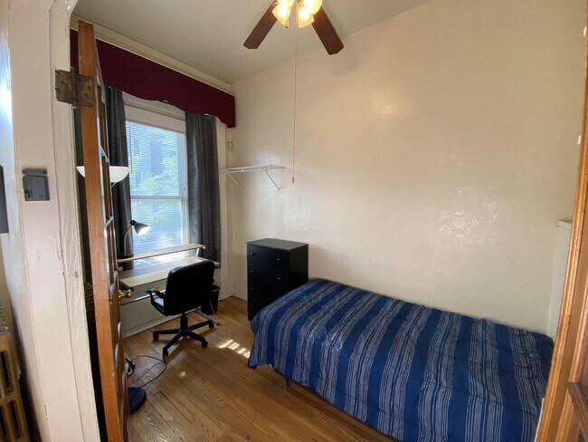 Front Bedroom - FL2 - View 2 - 917 S Loomis St Unidad 1