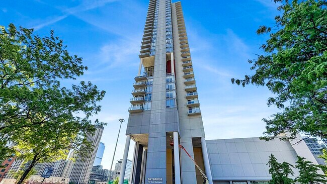 Building Photo - 737 W Washington Blvd Unit 3507