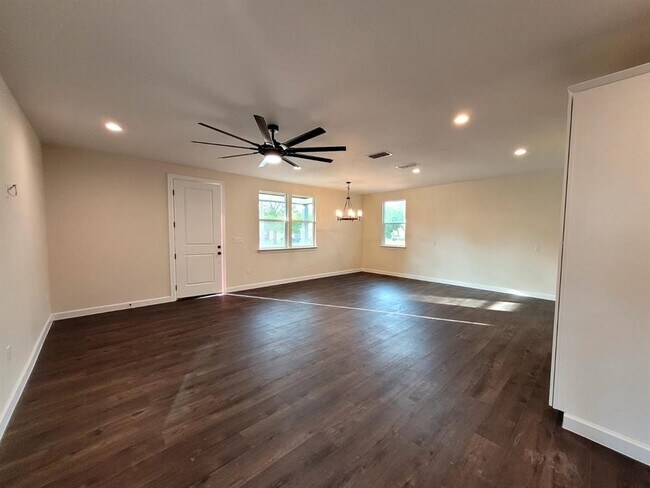 Photo - 750 S Main St