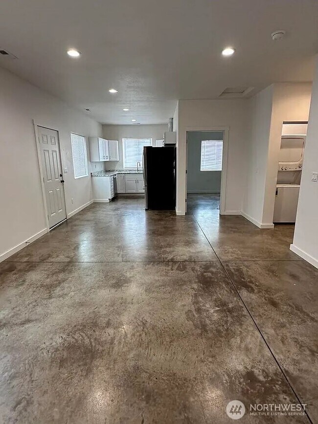 Photo - 3 Bedroom Unit in 4 Plex, close to Downtow...