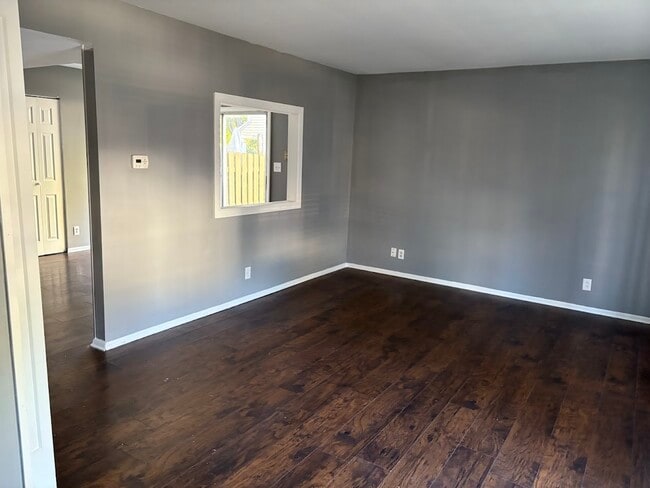 Building Photo - 4W S Fernwood Dr