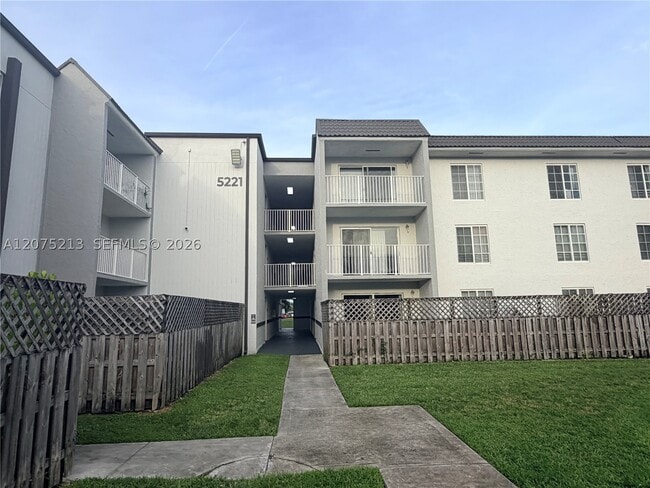 Building Photo - 5221 Geneva Ct Unit 201