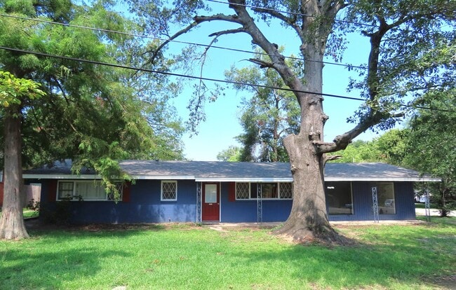 Building Photo - Lindale ISD, Spacious 3 Bedroom, 1 Bath House