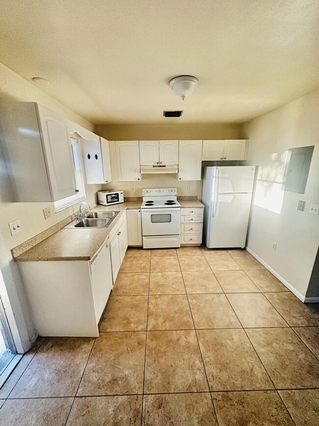 Photo - 2019 Oleander Blvd