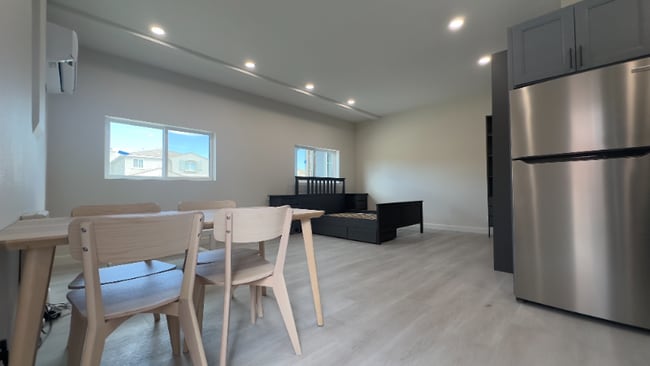 Building Photo - 39391 Tiburon Dr