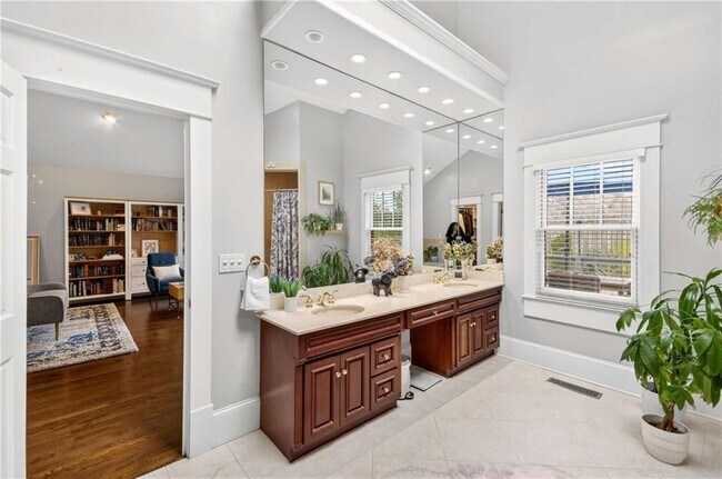 Photo - 865 Monroe Cir NE