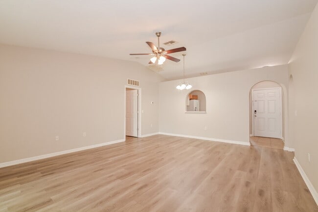 Photo - 2104 Aitkin Loop