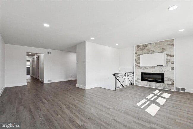 Building Photo - 2155 Benson St Unit B Rental