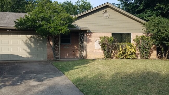 Building Photo - 2927 Lawrence St