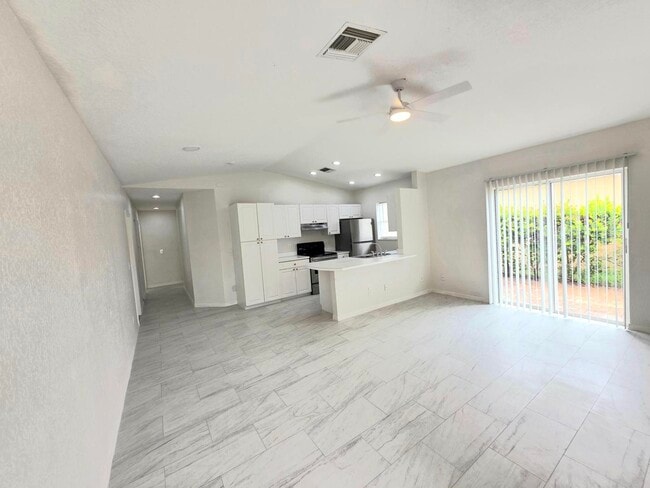 569 E Ridge Cir N