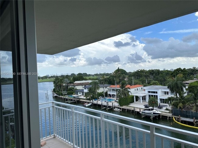 Building Photo - 9500 W Bay Harbor Dr Unit 6A