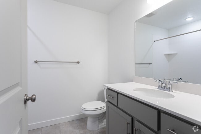 1BR, 1.5BA - 775SF - Bathroom