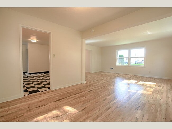 Building Photo - Retro Townhome in Beautiful Serene Setting! Unit 064
