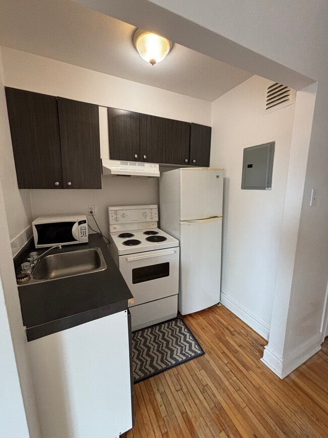 Photo - 1820 Rosemont