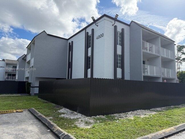 Building Photo - 4800 NW 79th Ave Unit 102