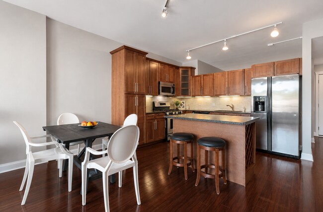 1001 W Madison St Unit 208