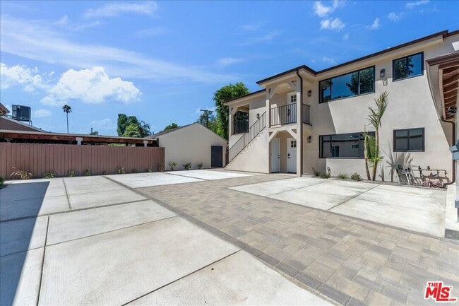 Building Photo - 6913 Encino Ave