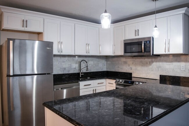 Building Photo - Renovated Condo w/ Off-Street Parking and Laundry! Unit 467 Whalley Ave T