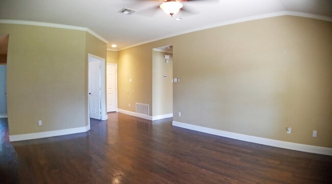 Photo - 3 Bedroom Round Rock home with a large office space!  Excellent Schools!