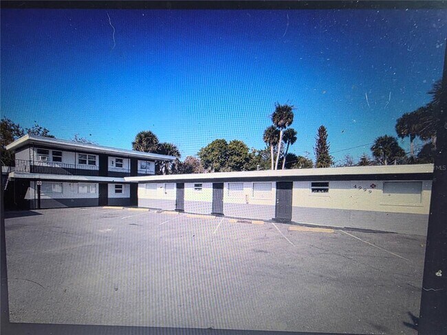Building Photo - 4989 S Ridgewood Ave