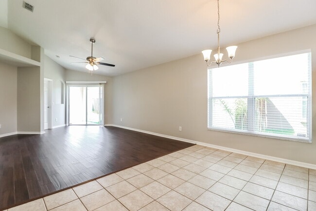 Photo - 8522 Hawbuck St