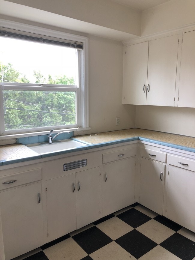 Photo - Carolyn Court Apartments