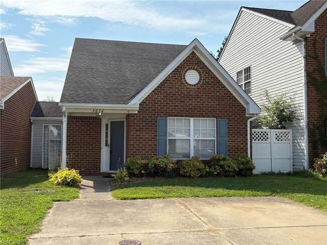 Building Photo - 3 BR 2.5 BA Townhouse