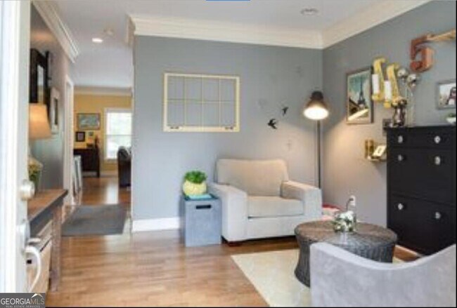 Photo - 658 Irwin St NE