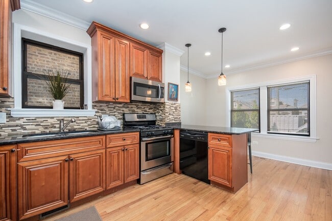 Photo - 5614 W Melrose St Unit 2