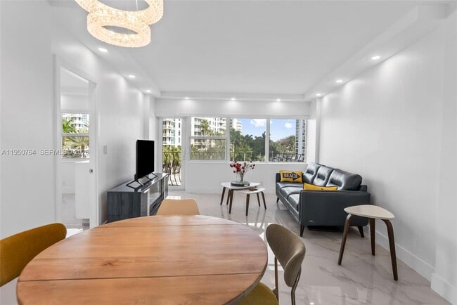 Building Photo - 3250 NE 28th St Unit 403