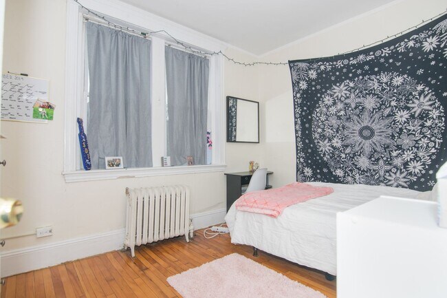 Photo - Brookline 3 Bed – 935 Sq Ft – Heat & Hot Water Included – Renovated – 9/1