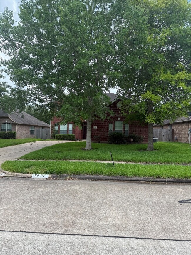 Building Photo - 2511 Pine Shadows Dr