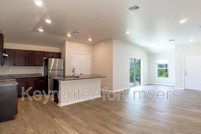 Photo - 341 Reeves St