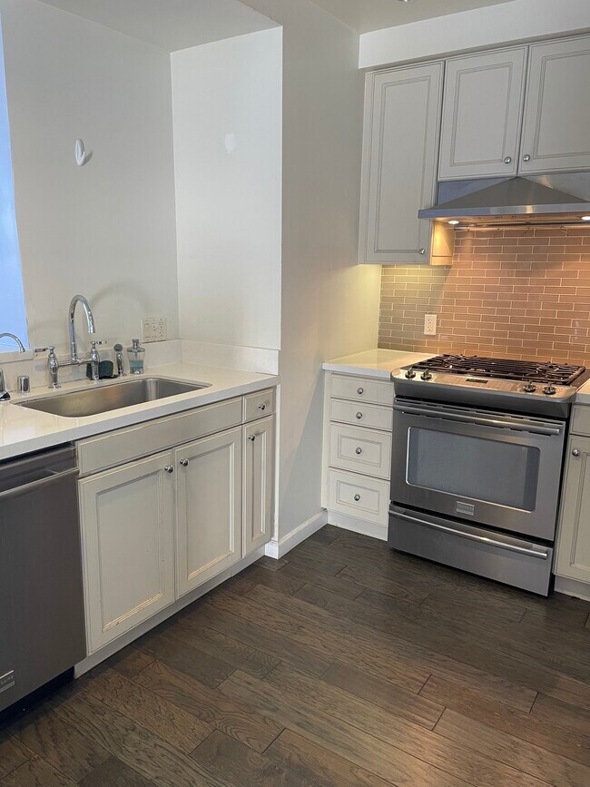 Photo - 1625 Granville Ave Unit 205