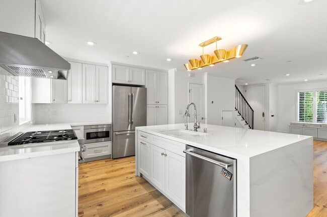 Building Photo - Steps from 17th Street - Beautifully Updated 2 Bed, 2.5 Bath Townhome in Newport Beach