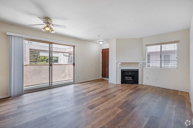 2BD, 2BA - 830SF - Living Room