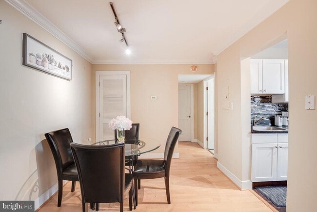 Photo - Amazing 2 bedroom/ 1 Bathroom unit with plenty natural light