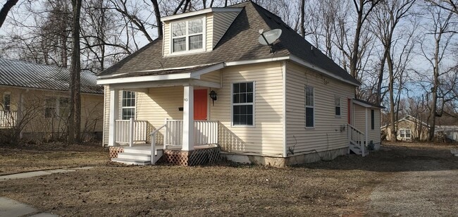 Building Photo - 4 bd, 2 ba 2-story house, central west Columbia location, many recent improvements