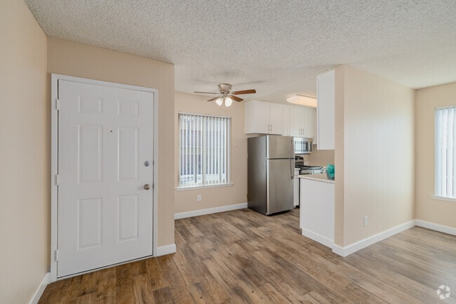 1BR, 1BA - 560SF w/ White Cabinets - Dining Room
