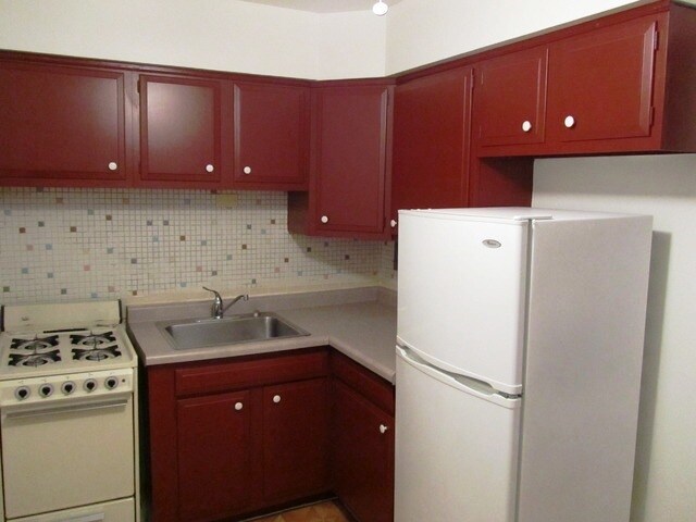 Kitchen - Crescent Drive Apartments