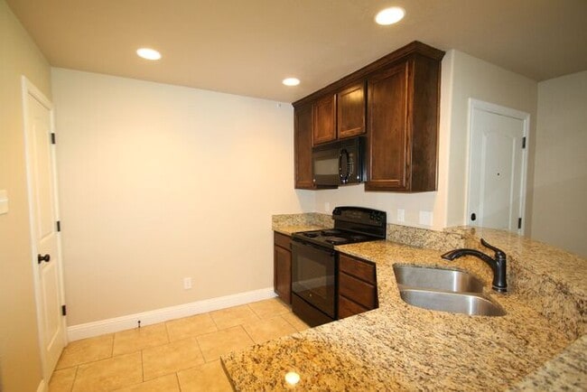 Move In Ready | 3BR/2BA Weatherford Town Home with Granite Countertops, Luxury Plank Floors & App... - Move In Ready | 3BR/2BA Weatherford Town Home with Granite Countertops, Luxury Plank Floors & App...