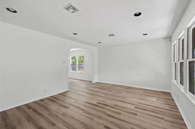 Photo - 942 Delaine Dr