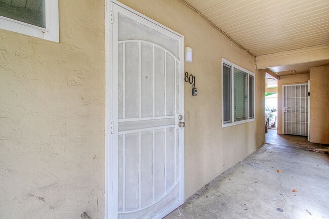 Photo - 801 W 9th St