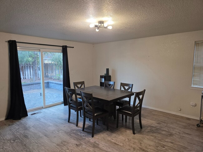 Photo - 725 NE Negus Pl