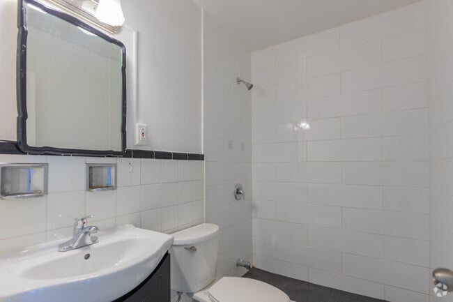 1BR, 1BA - 624SF - Bathroom - 7 Glazebrook Ave Unit 8