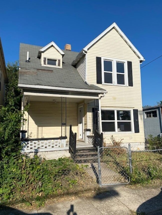 Building Photo - 2 bed 1 full bath and 1 half bath home for...