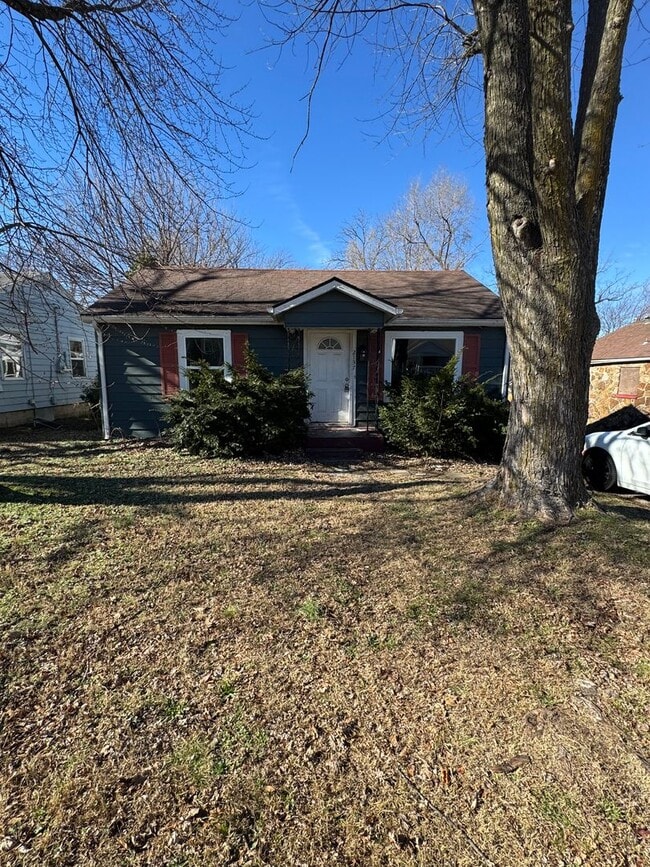 Building Photo - 3 bedroom/2 bath house